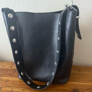 Madewell Leather Essential Bucket Tote
